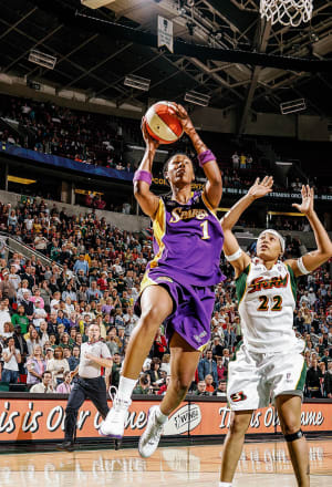 Chamique Holdsclaw drives to the basket in a Sparks uniform